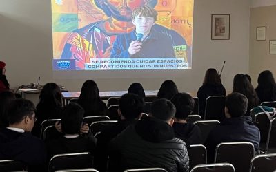 Creatividad y trabajo en equipo: II Medio A presentó su muestra de noticieros